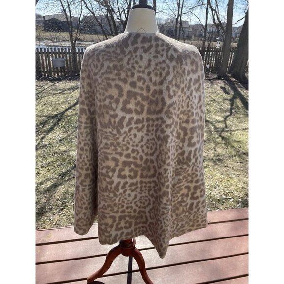 Leopard Print Wool-Blend Cape With Hot Pink Lining & Gold-Tone Clasp Closure - Picture 4 of 14